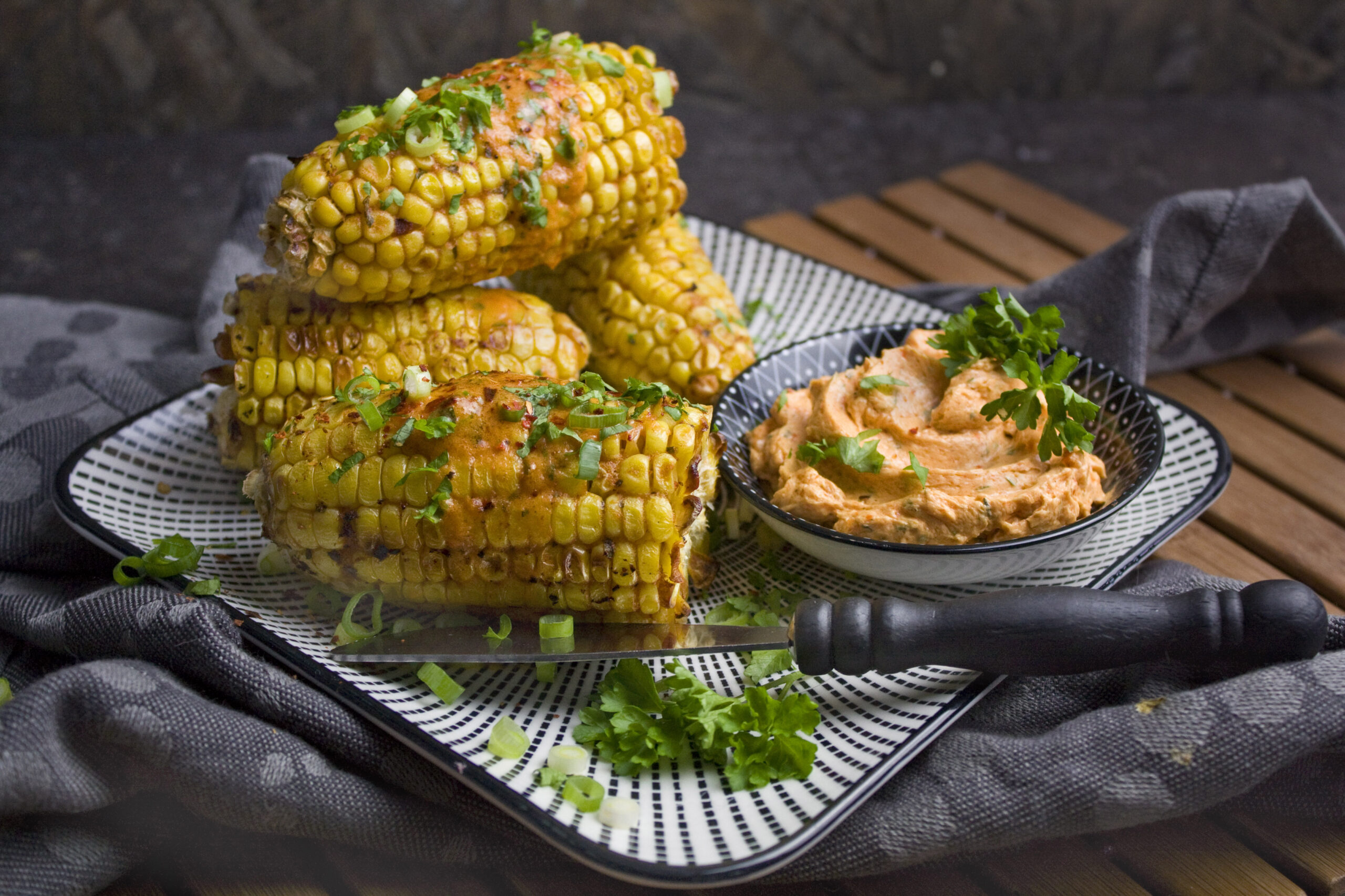 Gebackene Maiskolben mit Paprika-Miso-Butter