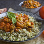Kräuter-Buchweizen mit Tomaten-Auberginen-Ragout