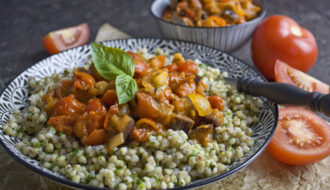 Kräuter-Buchweizen mit Tomaten-Auberginen-Ragout