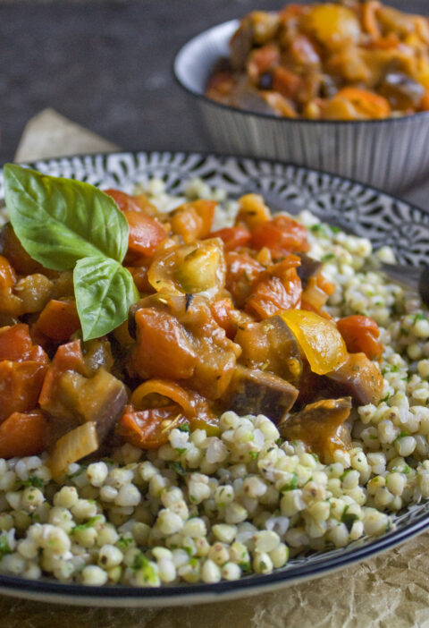 Kräuter-Buchweizen mit Tomaten-Auberginen-Ragout