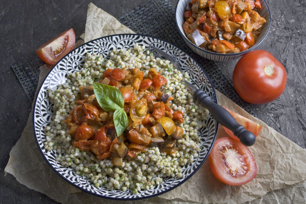 Kräuter-Buchweizen mit Tomaten-Auberginen-Ragout | Toastenstein