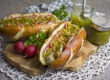 Oktoberfest-Hotdogs mit Gurken-Relish