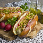 Oktoberfest-Hotdogs mit Gurken-Relish