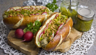 Oktoberfest-Hotdogs mit Gurken-Relish