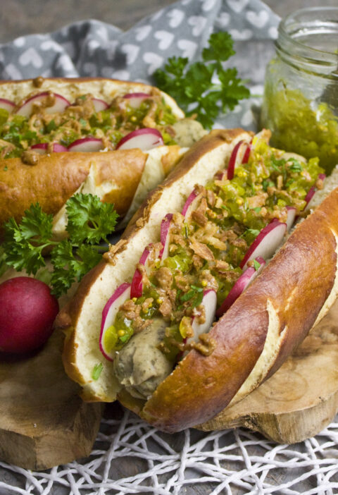 Oktoberfest-Hotdogs mit Gurken-Relish