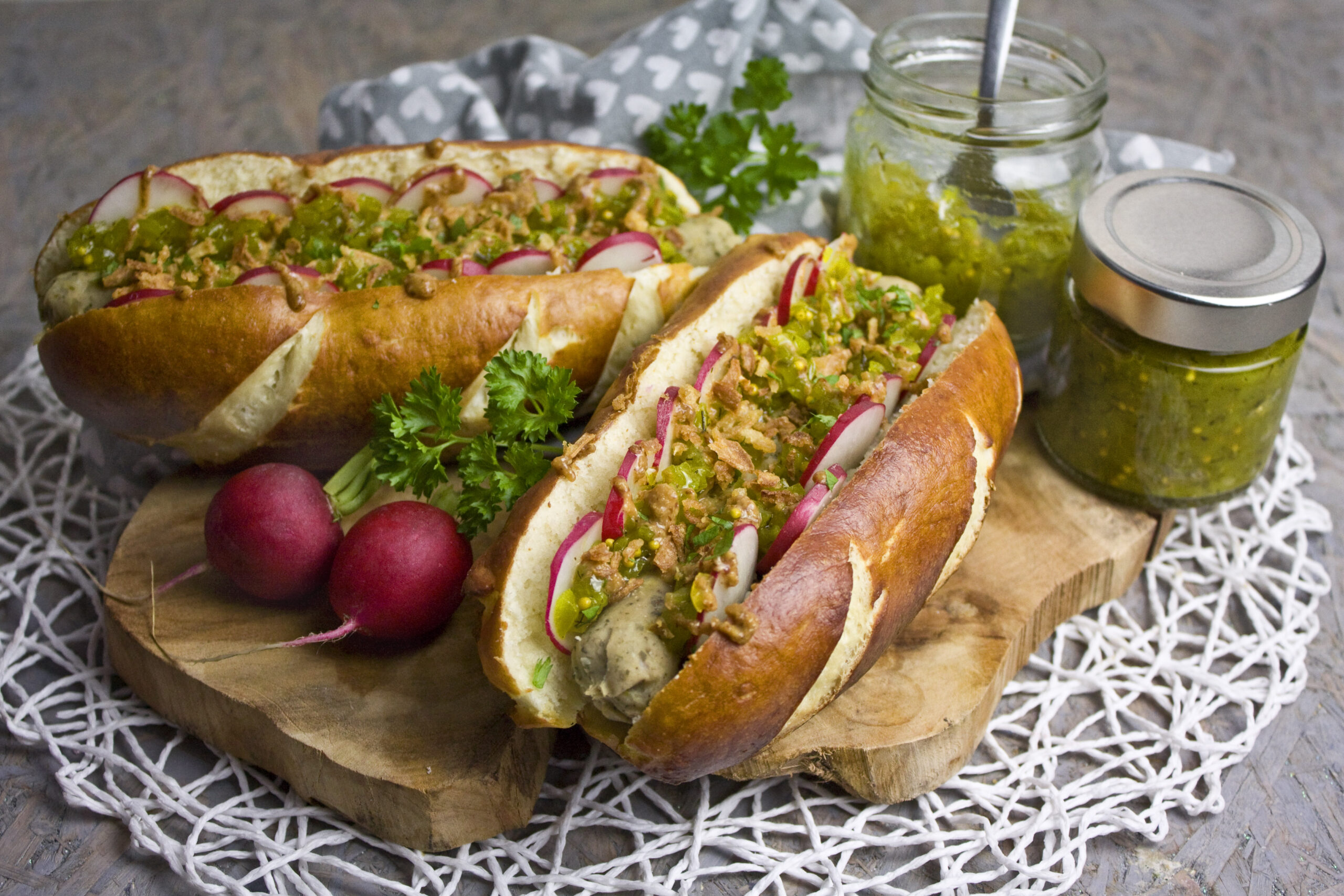 Oktoberfest-Hotdogs mit Gurken-Relish