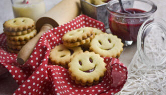 Zarte Marzipan-Kirsch-Plätzchen