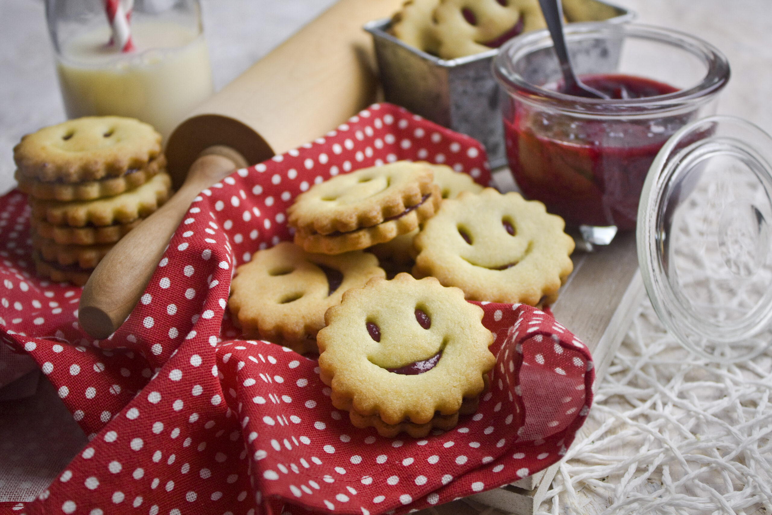 Zarte Marzipan-Kirsch-Plätzchen