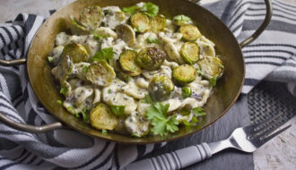 Rosenkohl-Nudel-Pfanne mit Knoblauch-Senf-Sauce