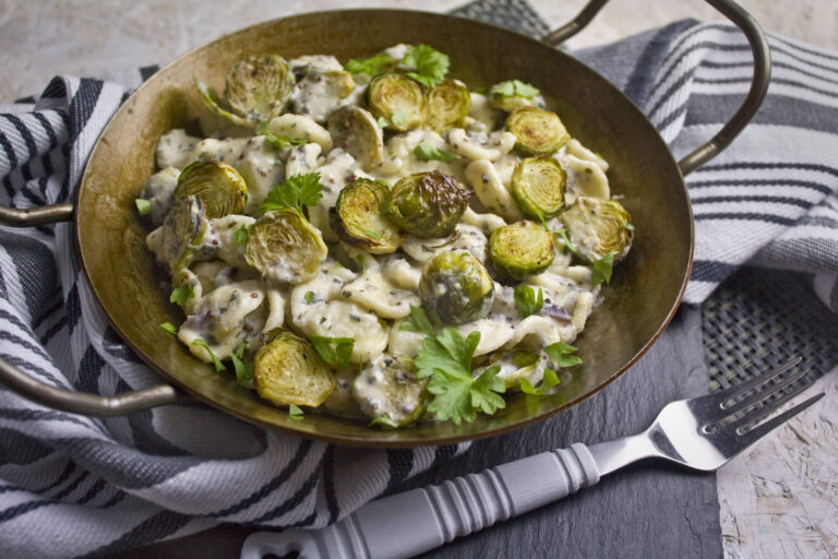 Rosenkohl-Nudel-Pfanne mit Knoblauch-Senf-Sauce