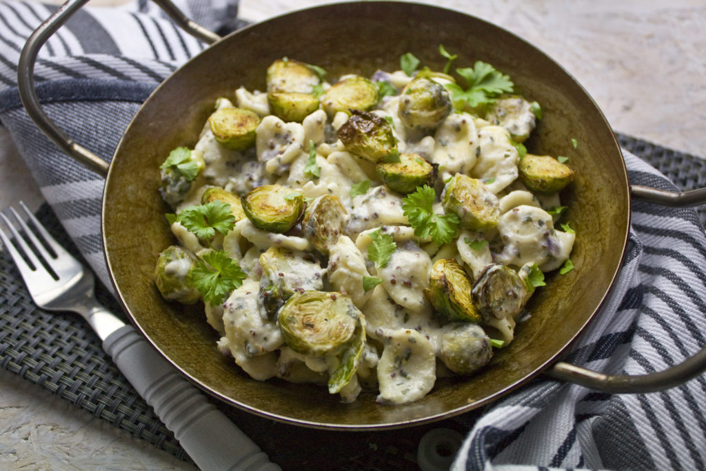 Rosenkohl-Nudel-Pfanne mit Knoblauch-Senf-Sauce - Toastenstein.com