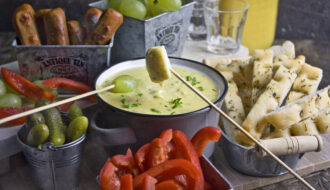 Veganes Käsefondue mit Bier und Bohnen