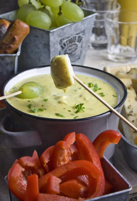 Veganes Käsefondue mit Bier und Bohnen