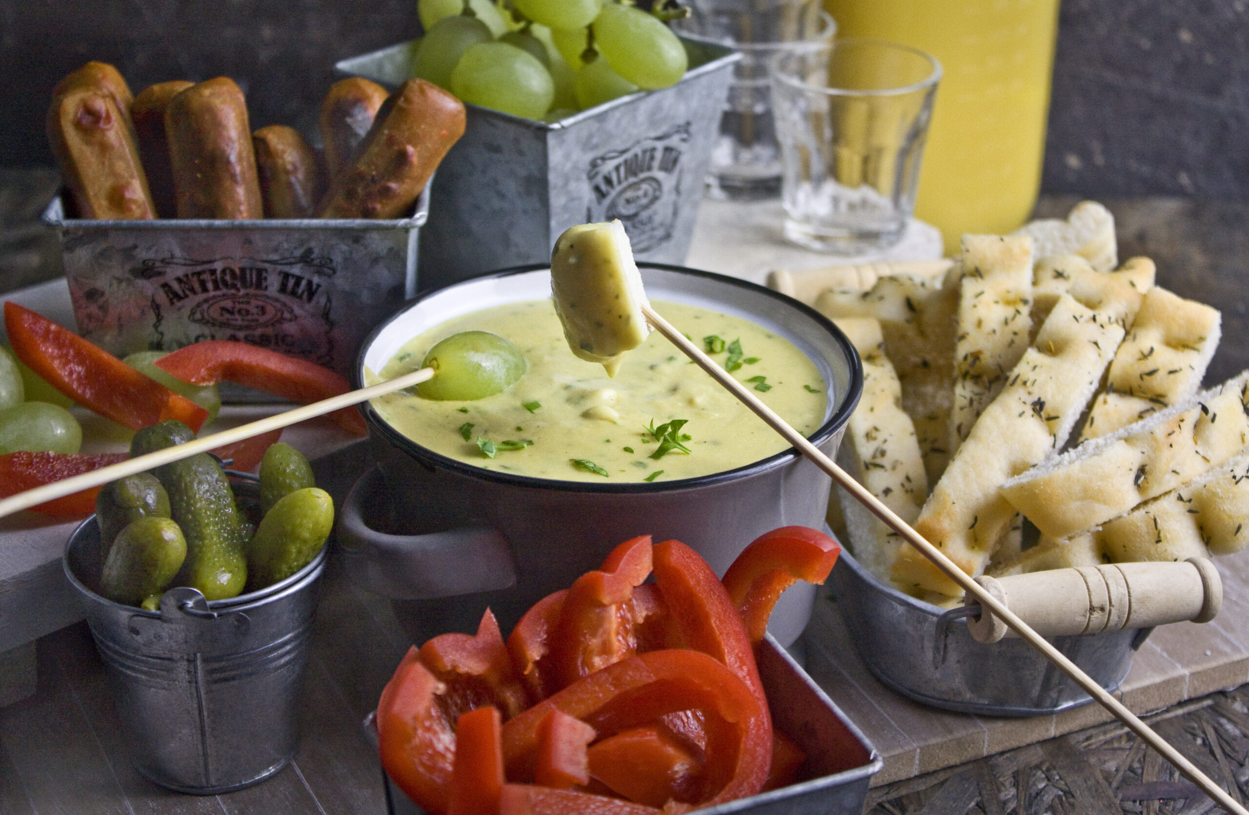 Veganes Käsefondue mit Bier und Bohnen