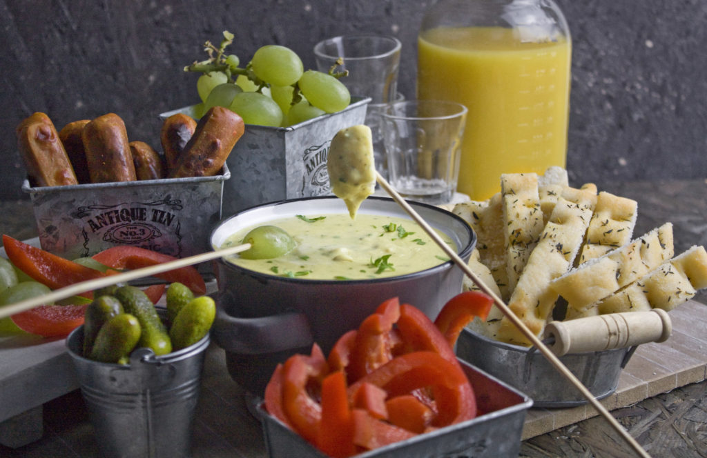 Veganes Käsefondue mit Bier und Bohnen | Toastenstein