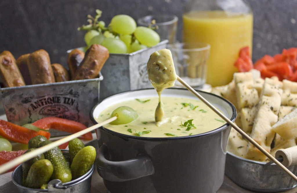 Veganes Käsefondue mit Bier und Bohnen | Toastenstein