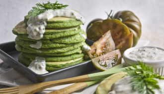 Möhrengrün-Pancakes mit Joghurt-Kräuter-Sauce