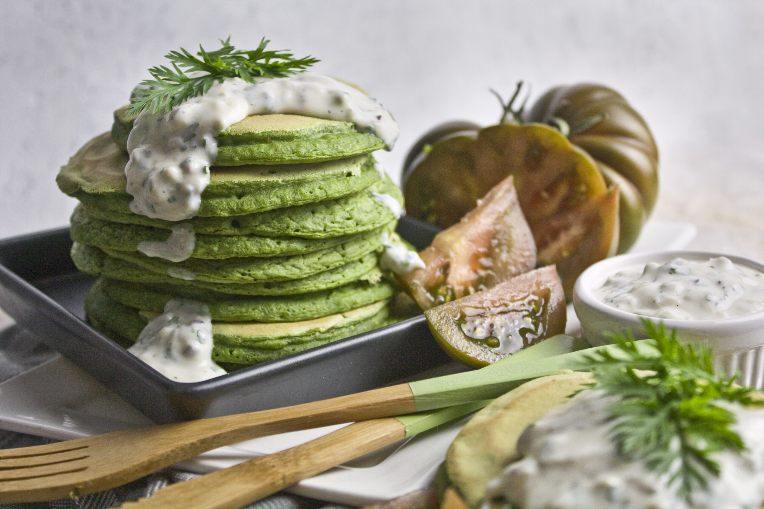 Möhrengrün-Pancakes mit Joghurt-Kräuter-Sauce