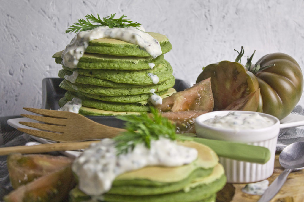 Möhrengrün-Pancakes mit Joghurt-Kräuter-Sauce | Toastenstein