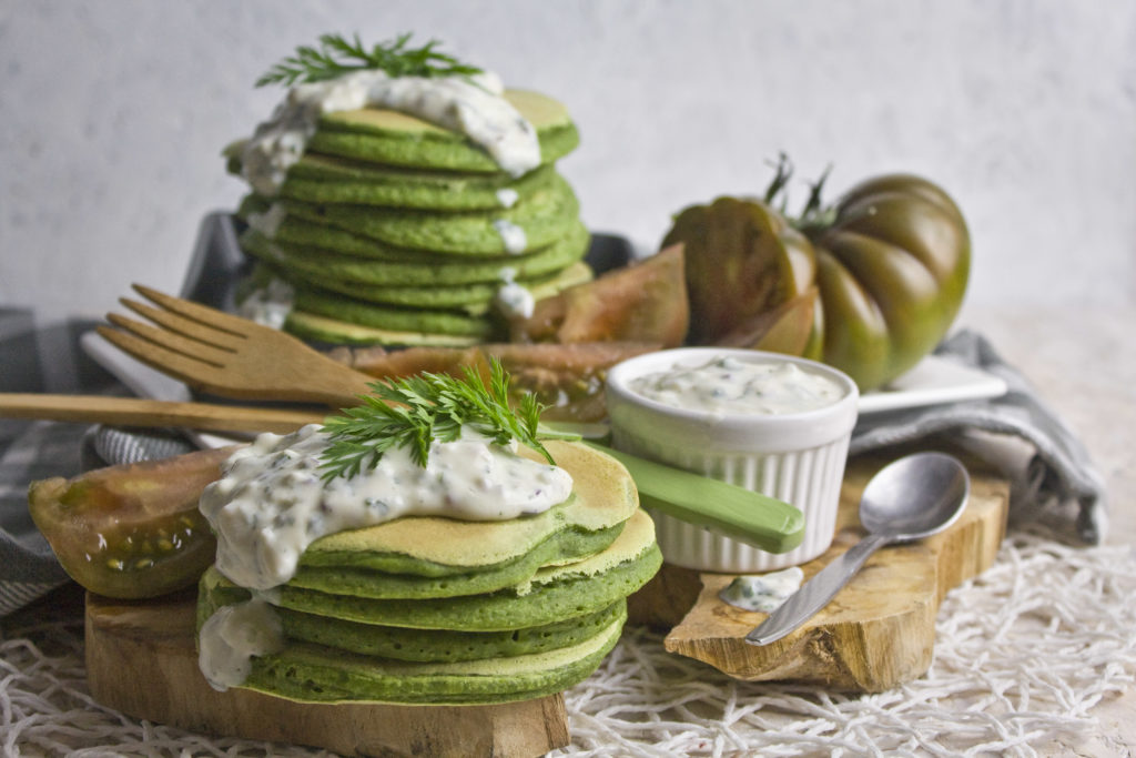 Möhrengrün-Pancakes mit Joghurt-Kräuter-Sauce | Toastenstein