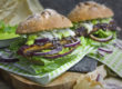 Portobello-Steak-Brötchen mit grüner Sauce