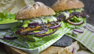 Portobello-Steak-Brötchen mit grüner Sauce