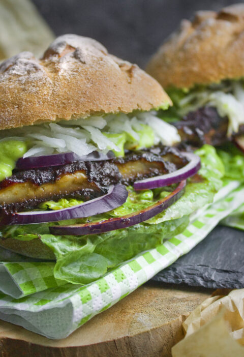 Portobello-Steak-Brötchen mit grüner Sauce