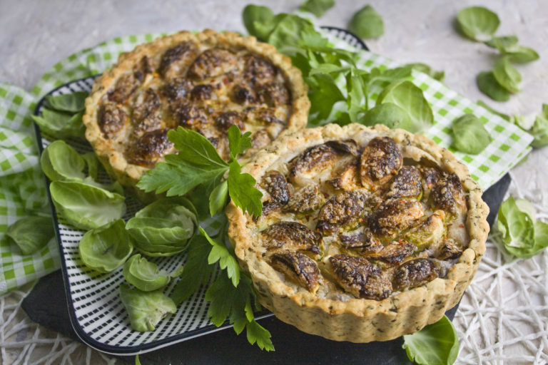 Ofenfrische vegane Rosenkohl-Tarte - Toastenstein.com