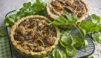 Ofenfrische vegane Rosenkohl-Tarte
