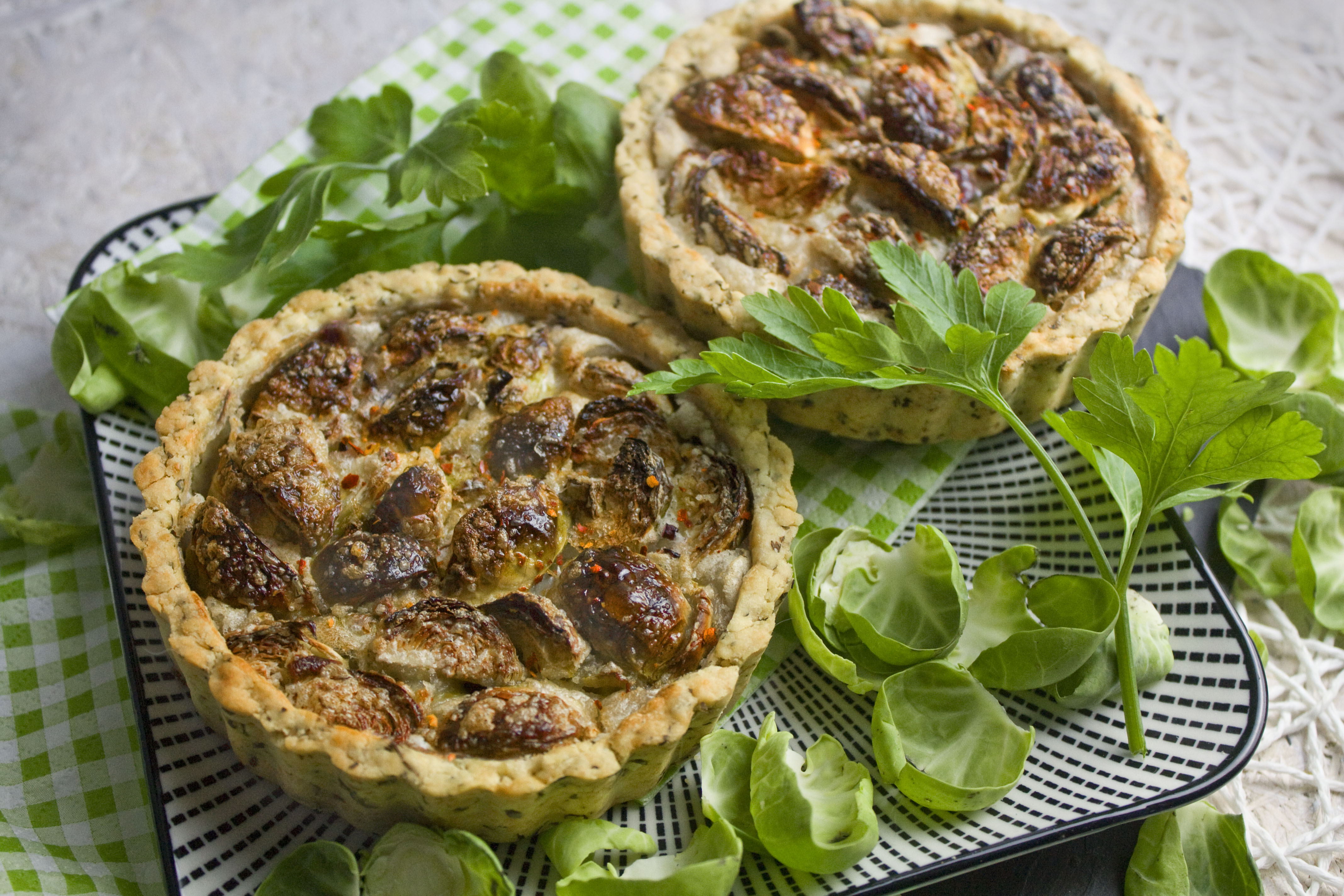 Ofenfrische vegane Rosenkohl-Tarte | Toastenstein.com