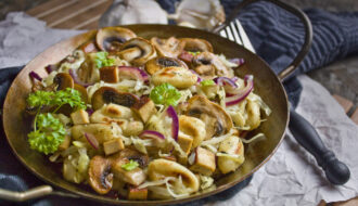 Spitzkohl-Gnocchi-Pfanne mit Pilzen