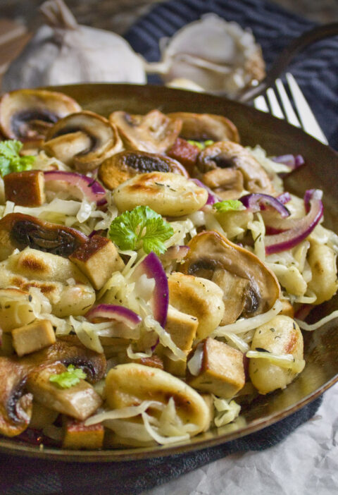 Spitzkohl-Gnocchi-Pfanne mit Pilzen