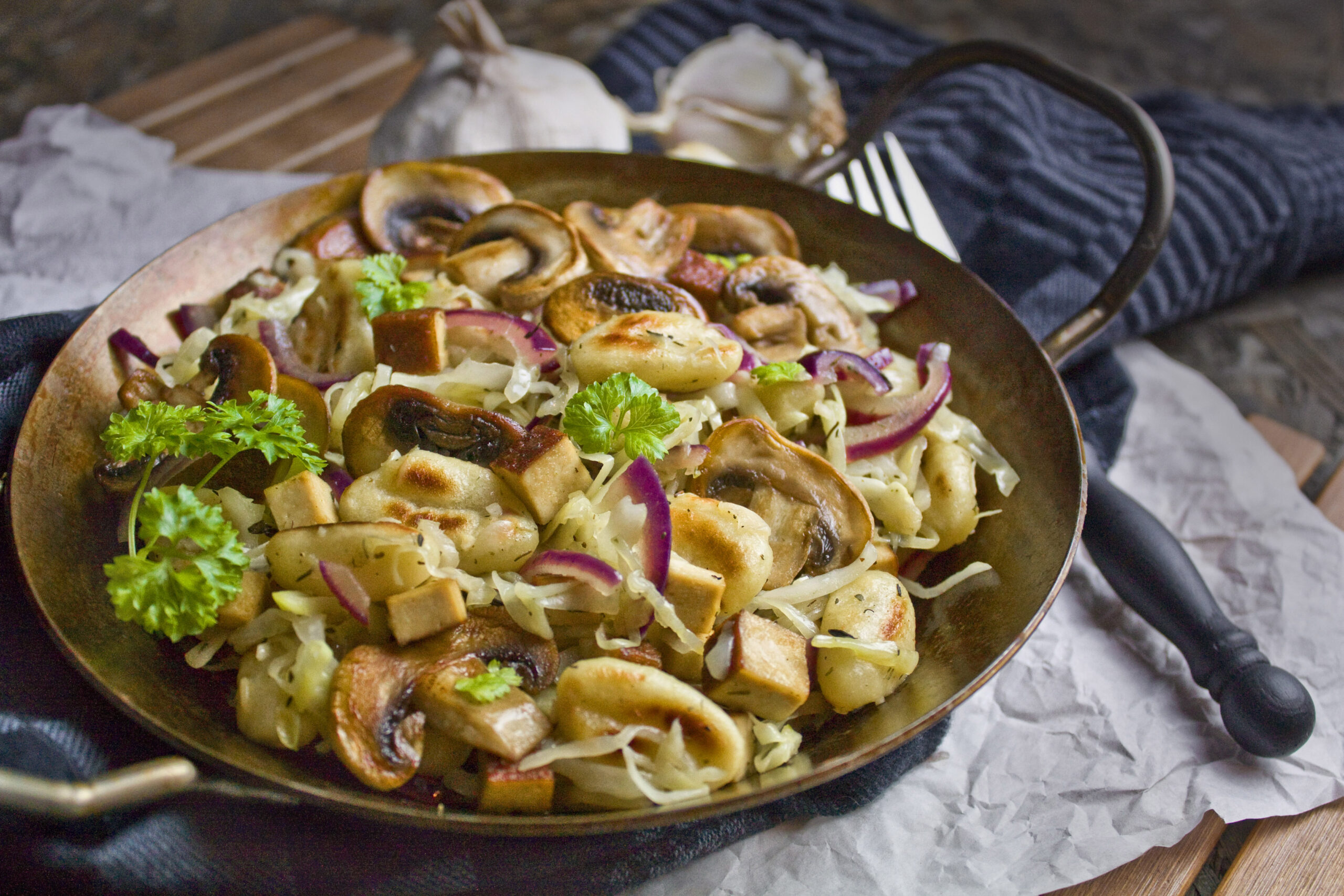 Spitzkohl-Gnocchi-Pfanne mit Pilzen