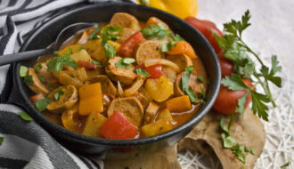 Veganes Würstchen-Gulasch mit Kartoffeln