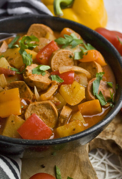 Veganes Würstchen-Gulasch mit Kartoffeln