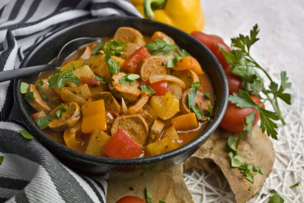 Veganes Würstchen-Gulasch mit Kartoffeln Veganes Würstchen-Gulasch mit Kartoffeln