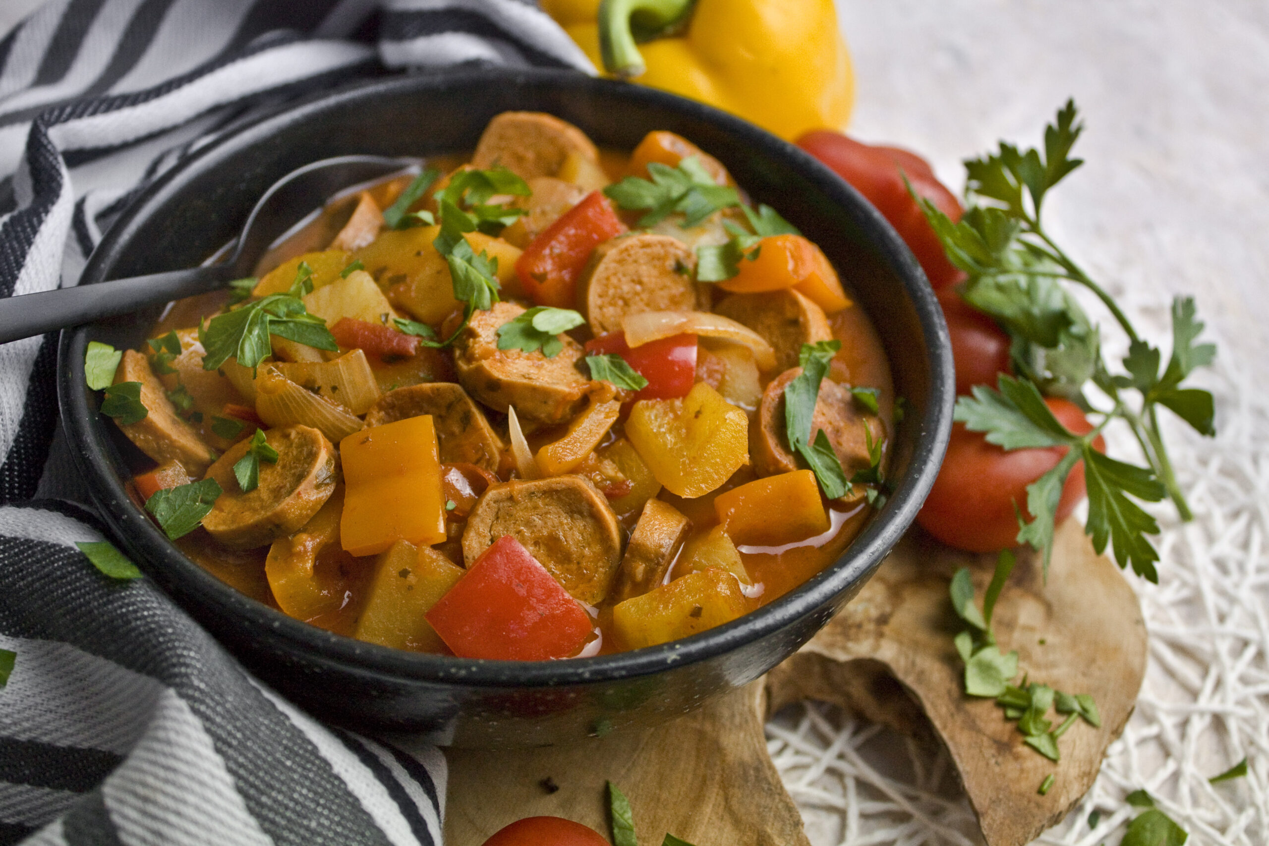 Veganes Würstchen-Gulasch mit Kartoffeln