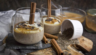 Chai-Chia-Pudding mit Joghurt und Apfelmus
