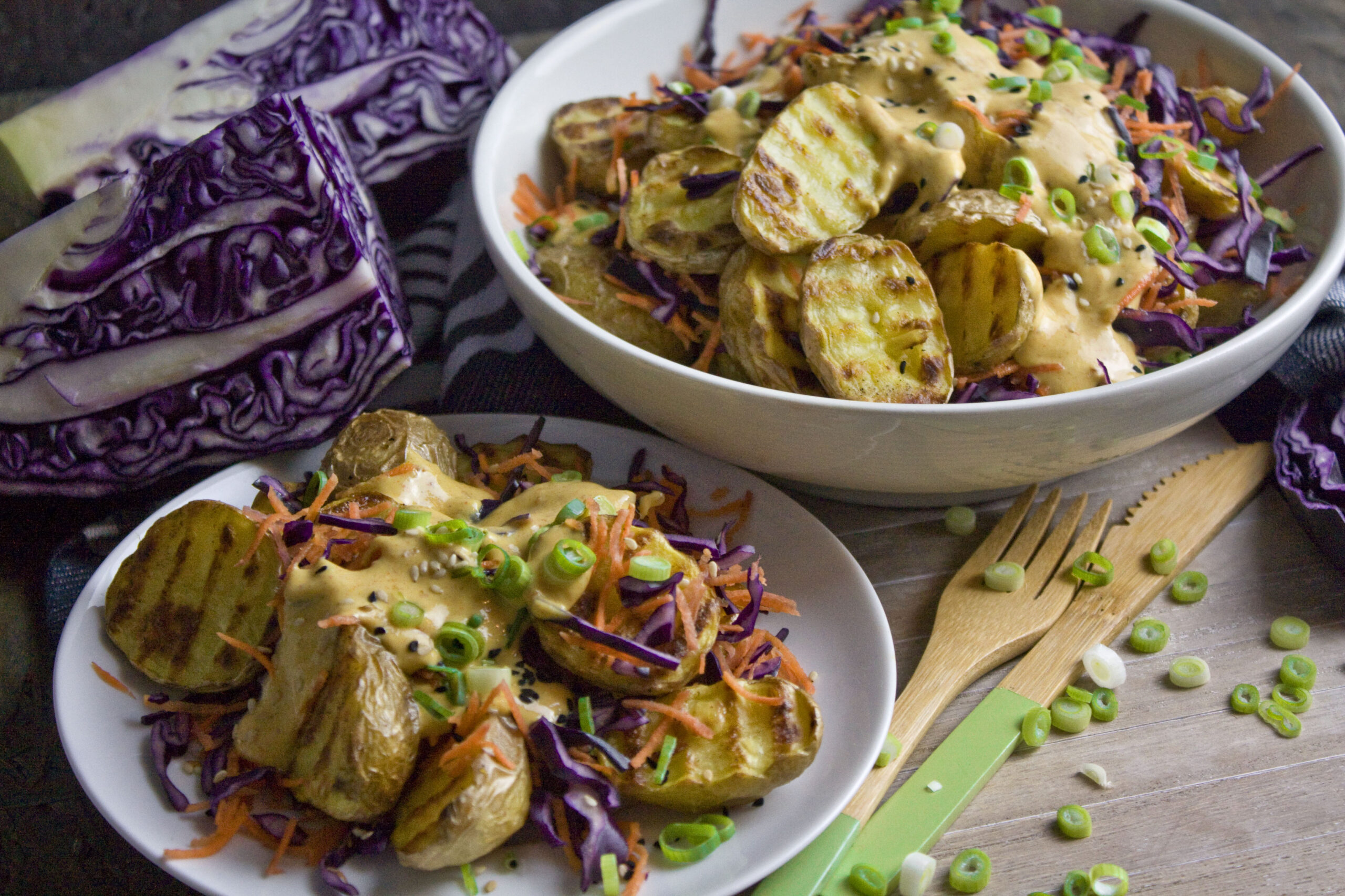 Kartoffel-Rotkohl-Salat mit Masala-Joghurt-Dressing