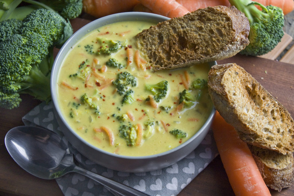 Vegane Brokkoli-Käse-Suppe mit Möhren - Vegane Rezepte