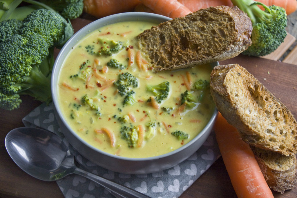 Vegane Brokkoli-Käse-Suppe mit Möhren - Toastenstein.com