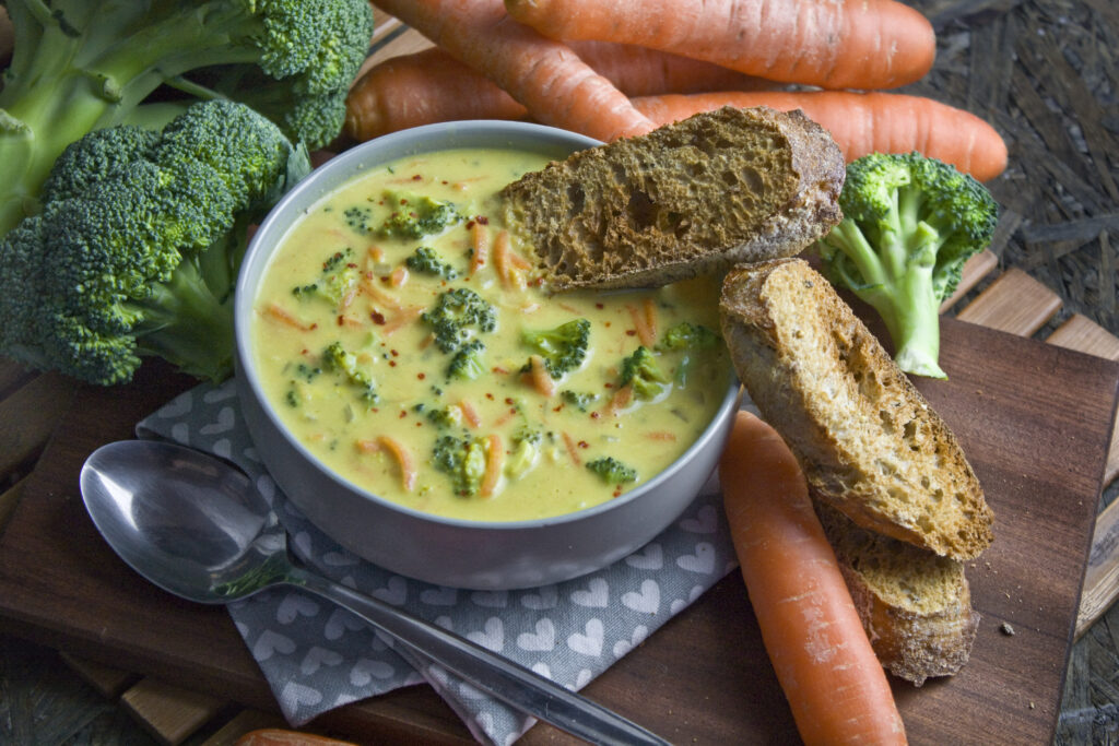 Vegane Brokkoli-Käse-Suppe mit Möhren - Toastenstein.com