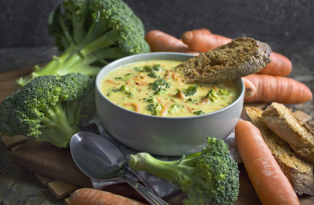 Vegane Brokkoli-Käse-Suppe mit Möhren | Toastenstein