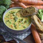 Vegane Brokkoli-Käse-Suppe mit Möhren