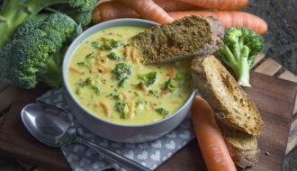Vegane Brokkoli-Käse-Suppe mit Möhren
