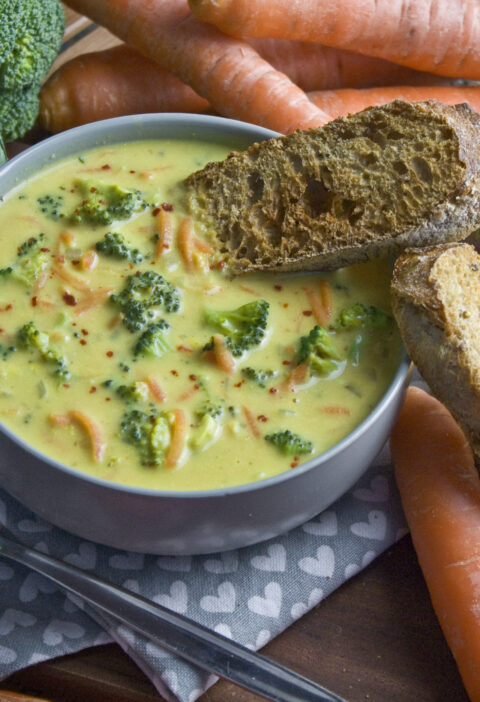 Vegane Brokkoli-Käse-Suppe mit Möhren