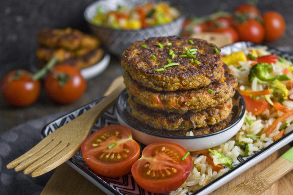Haferflocken-Bratlinge mit Karotte und Paprika Haferflocken-Bratlinge mit Karotte und Paprika