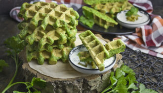 Monstergrüne Petersilien-Waffeln mit Zucchini