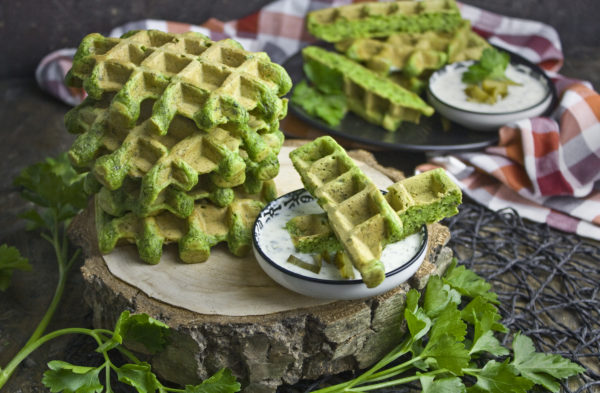 Monstergrüne Petersilien-Waffeln mit Zucchini Monstergrüne Petersilien-Waffeln mit Zucchini