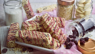 Quinoa-Cranberry-Riegel mit weißer Schokolade